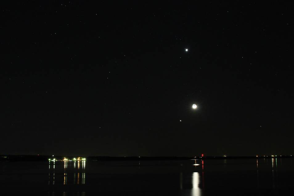 Venus, Jupiter and Moon Shine Bright in Cosmic Dance